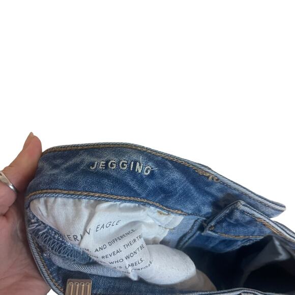 American Eagle Women's Size 6 Light Wash Distressed Skinny Jeans - Picture 8 of 11